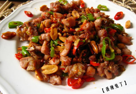 2,兔肉肉质细嫩,肉中几乎没有筋络,兔肉必须顺着纤维纹路切整齐