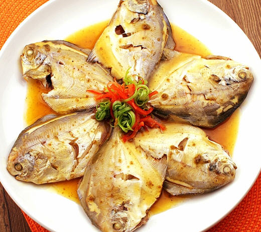 清蒸鲳鱼的做法_清蒸鲳鱼怎么做好吃_家常菜谱_聚餐网