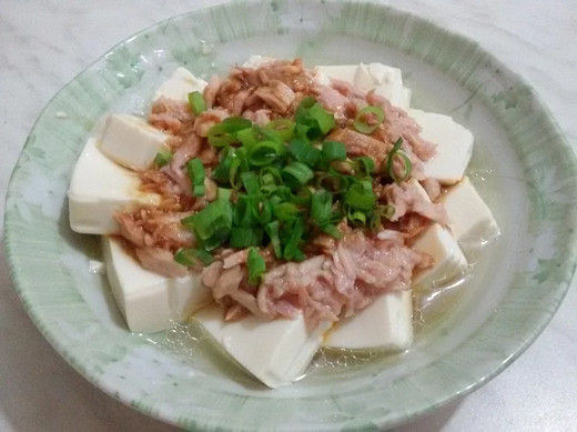 凉拌鲔鱼豆腐的做法_凉拌鲔鱼豆腐怎么做好吃