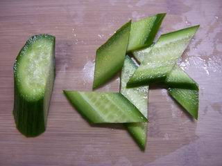 怎样把黄瓜切成菱形图文教程