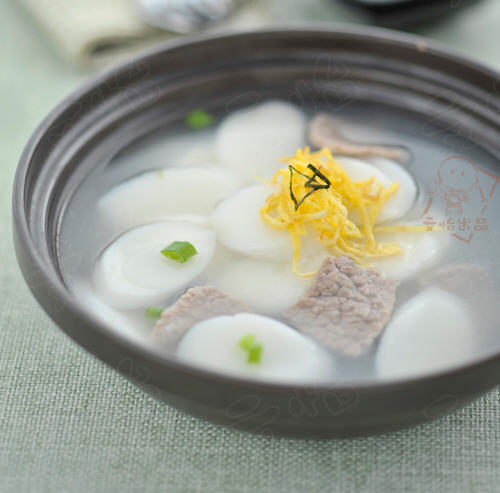韩式年糕汤的做法_图解好喝的韩式年糕汤怎么