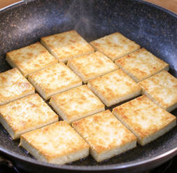 煎豆腐总粘锅、易碎?先别急着翻面