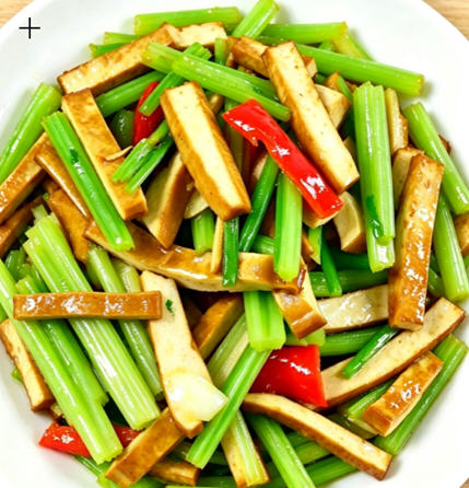 芹菜炒出来又老又塞牙?粗纤维要先处理,芹菜才会好吃又脆嫩