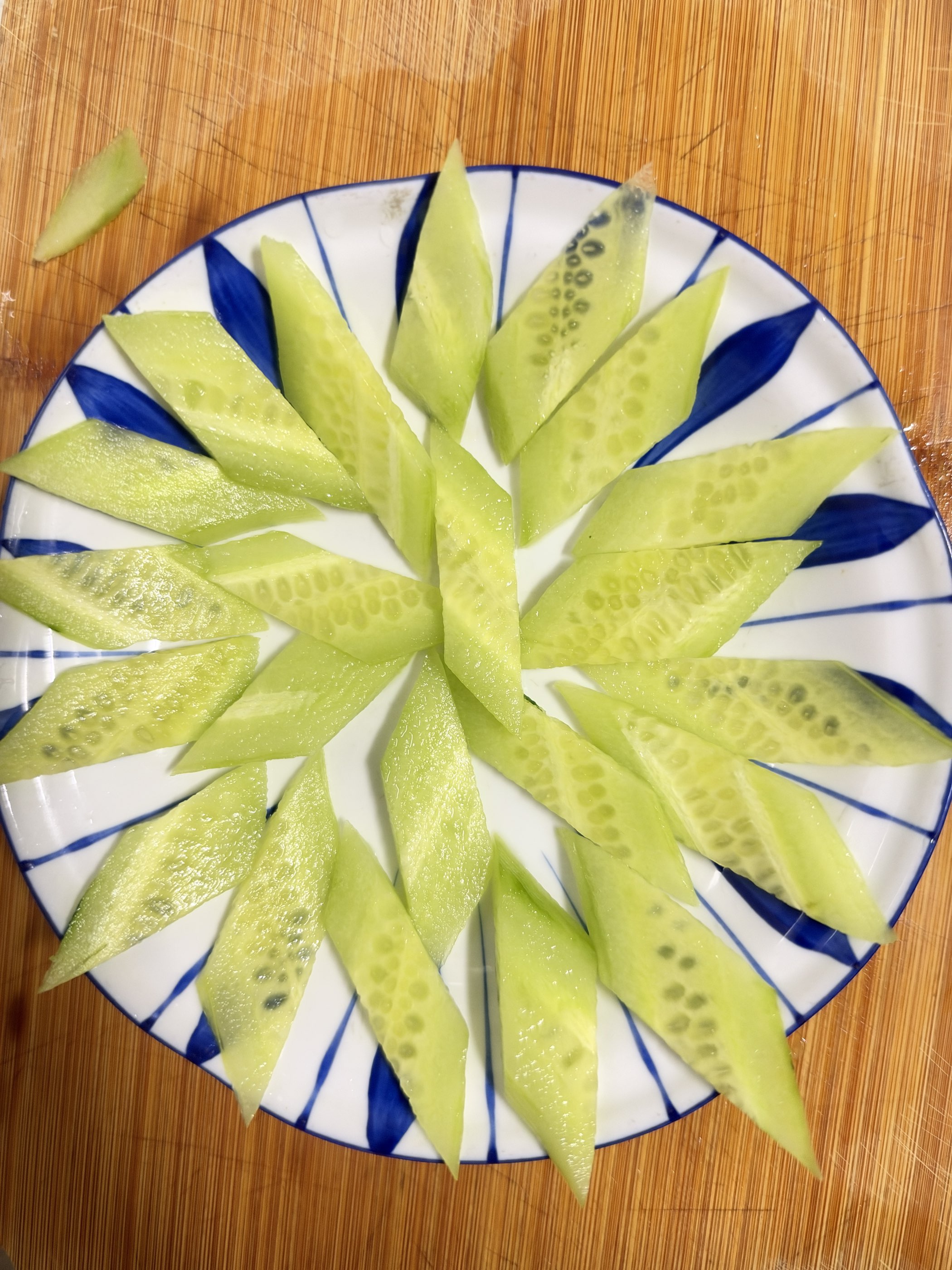 黄瓜怎么切成菱形片(图解)