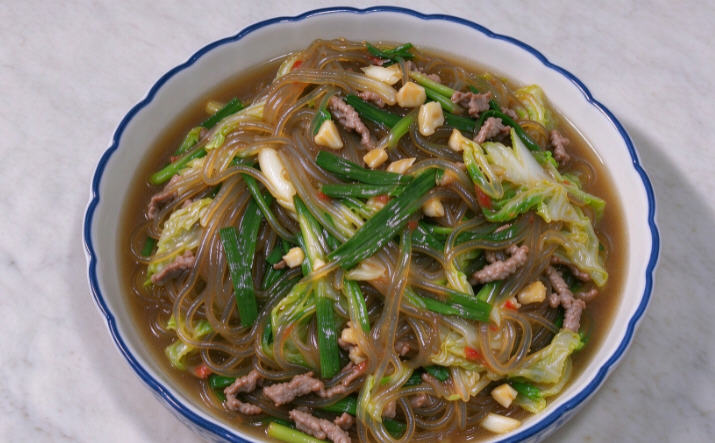 白菜炖粉条怎么做好吃？粉条不坨、白菜不水塌，顺序很关键