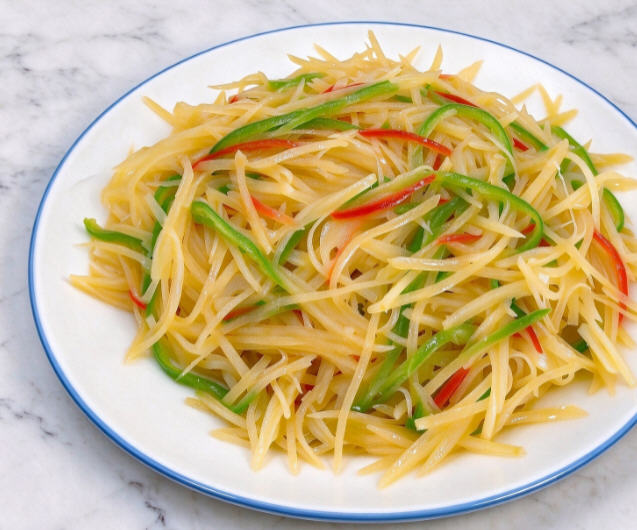 炒土豆丝为什么总粘锅?切好后别急着下锅