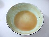 在腌制鸡块的汤碗中加入适量的清水，摇匀。