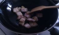 热锅冷油，将几片姜片，将五花肉倒入锅中煸炒几下
