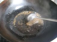 直到汤汁表面起小泡，汤汁浓稠关火。<br />

