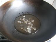 炒锅放在火上，放入1小碗煮藕的汤汁加入20克冰糖<br />
<br />
大火烧开，用铲子朝一个方向搅拌汤汁<br />
<br />

