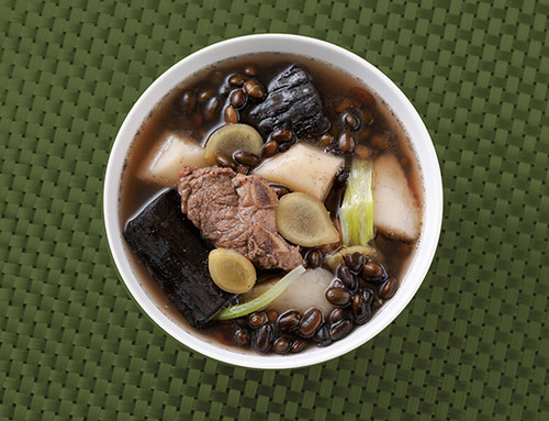 黑豆杜仲炖排骨材料:排骨400公克,黑豆50公克,山药 150公克,杜仲2片