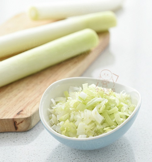 如何切出细碎的葱花儿的方法如下