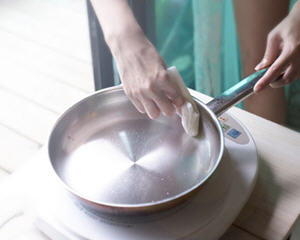 不锈钢锅简易开锅养锅秘技，让你越煮越不沾!