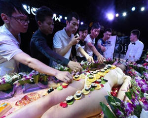 太原酒吧上演人体寿司宴,用女模特身体作餐盘让人试吃