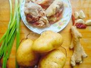 土豆炖鸡块的做法步骤：1