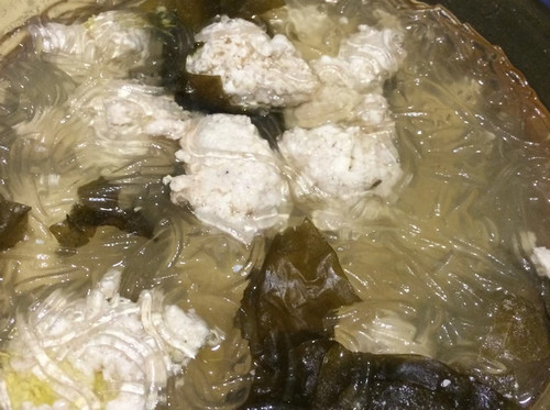 鸡肉豆腐丸海带芽粉丝汤