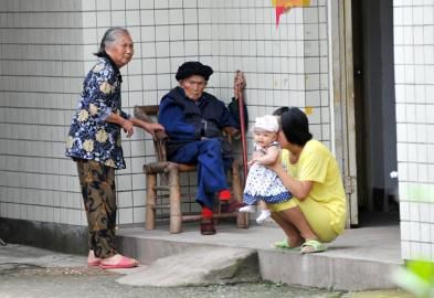 15日中午，付素清老人生气不想吃午饭，家人都在劝她。