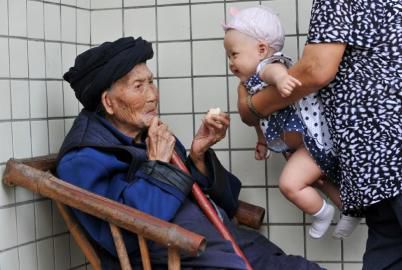 7月15日，四川最长寿老人付素清在家中逗玄孙女。19日，老人将满118岁。