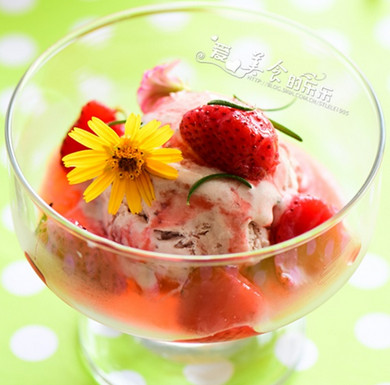 草莓酸奶冰淇淋