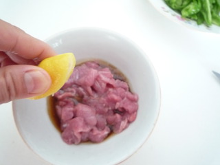 青椒炒牛肉的做法步骤：3