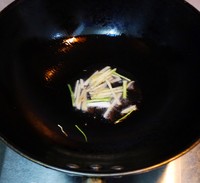 腊肉炒有机花菜的做法 步骤4