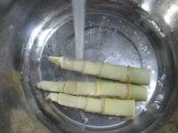 榨菜丝五花肉炒鞭笋的做法步骤2
