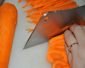 红萝卜怎么切丝？红萝卜切丝的方法图解