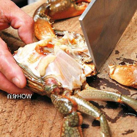 切螃蟹的方法图解教你螃蟹怎样切成小块最方便6