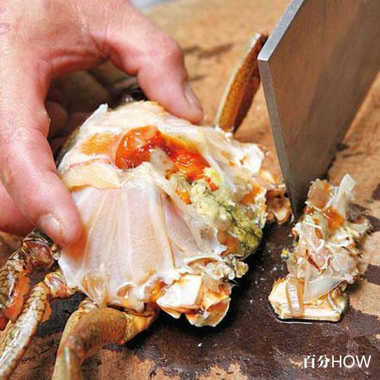 切螃蟹的方法图解教你螃蟹怎样切成小块最方便7