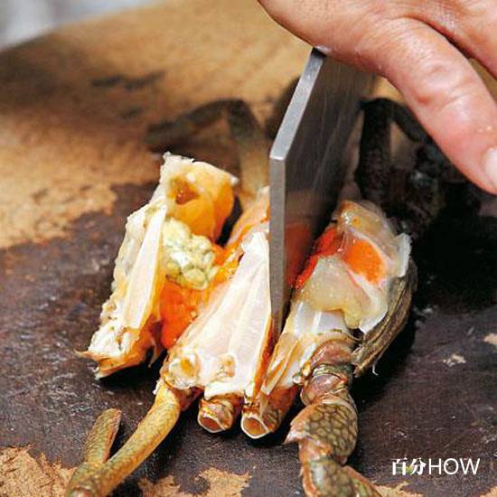 切螃蟹的方法图解教你螃蟹怎样切成小块最方便8