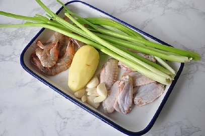 香辣开胃的鲜虾土豆鸡翅煲9