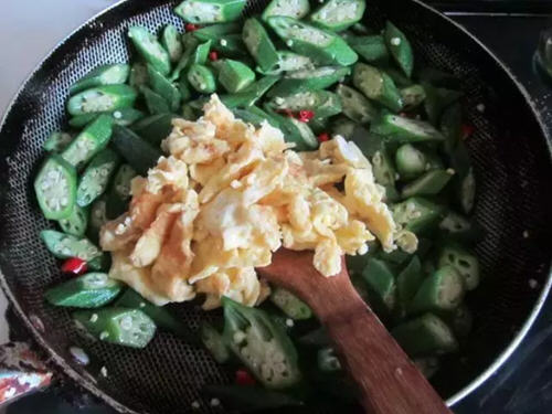 秋葵炒鸡蛋的简单做法2
