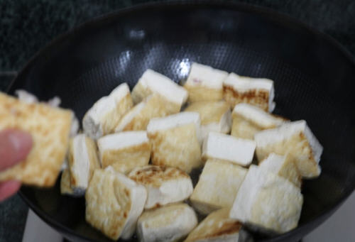 鸡汤炖豆腐的家常做法7