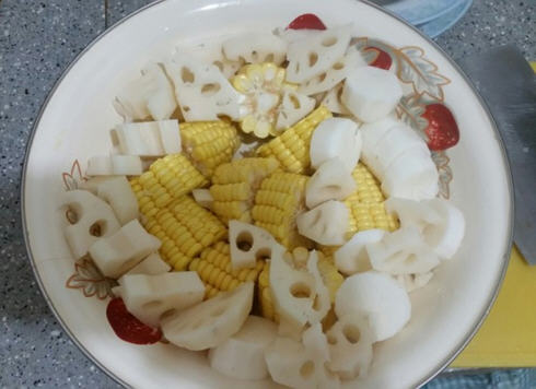 莲藕山药玉米排骨汤电饭煲1