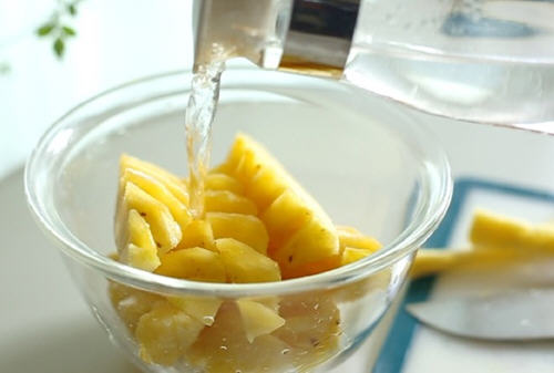 在家怎么削菠萝皮?一把小刀自己削菠萝皮的方法图解2