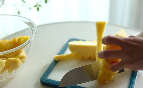 在家怎么削菠萝皮?一把小刀自己削菠萝皮的方法图解3
