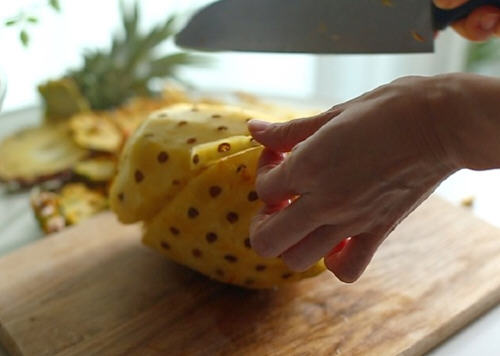 在家怎么削菠萝皮?一把小刀自己削菠萝皮的方法图解5
