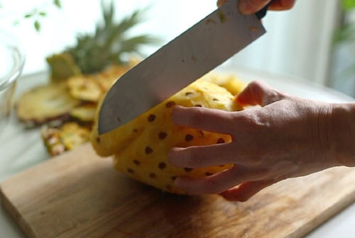 在家怎么削菠萝皮?一把小刀自己削菠萝皮的方法图解6
