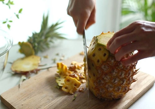 在家怎么削菠萝皮?一把小刀自己削菠萝皮的方法图解7