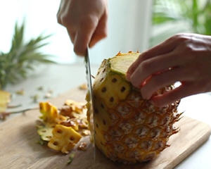 在家怎么削菠萝皮?一把小刀自己削菠萝皮的方法图解